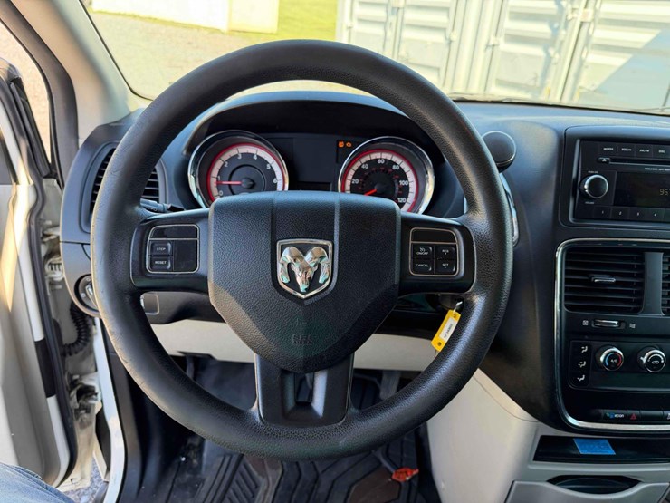 2013-dodge-caravan-image-18