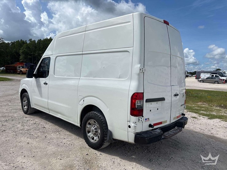 2017-nissam-nv2500hd-cargo-van-image-4