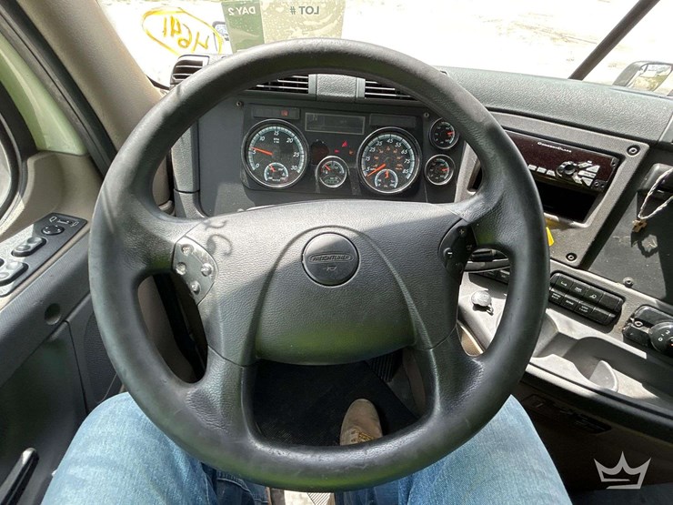 2016-freightliner-cascadia-132-image-13