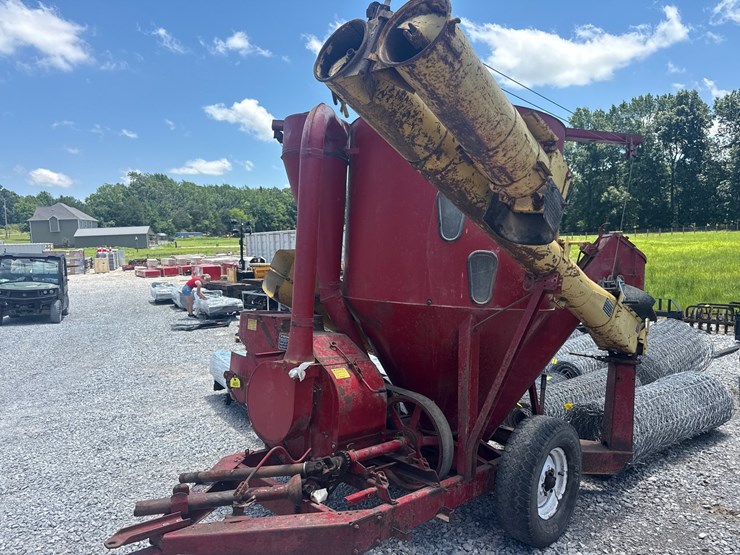 new-holland-853-image-2
