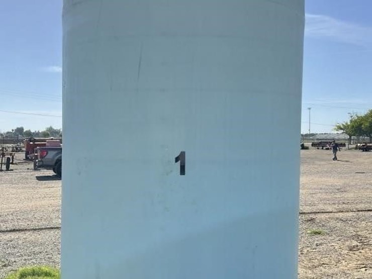 7000g-upright-poly-tank-image-4