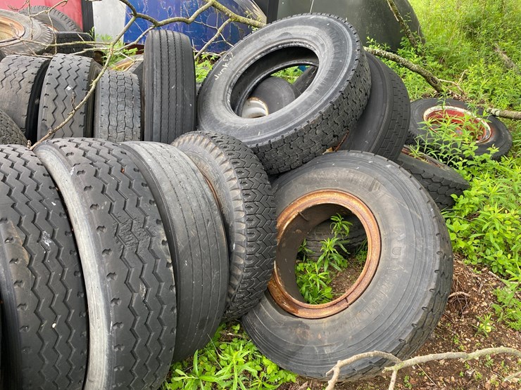 #1586-•-assortment-of-tires-and-rims-image-3