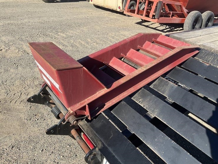 towmaster-8.5'x25'-equipment-trailer-image-11