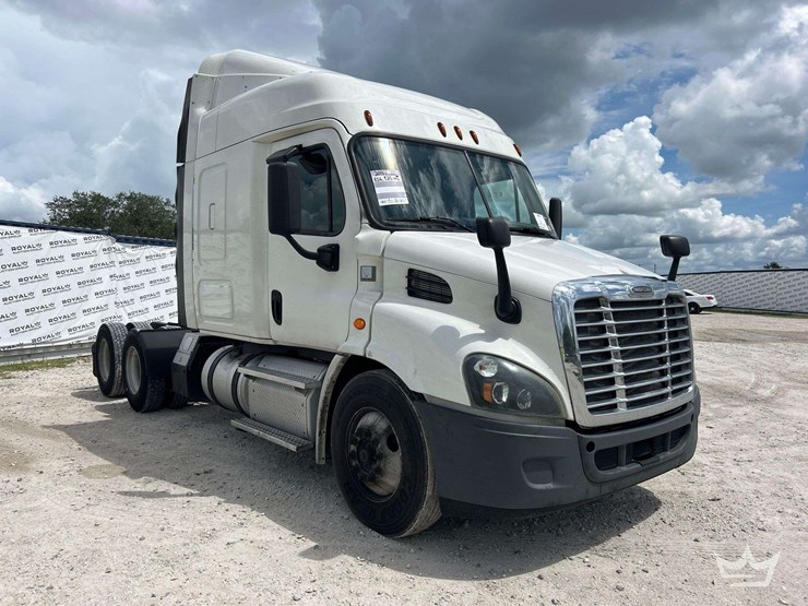 2016-freightliner-cascadia-132-image-2