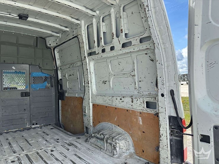 2017-nissam-nv2500hd-cargo-van-image-16