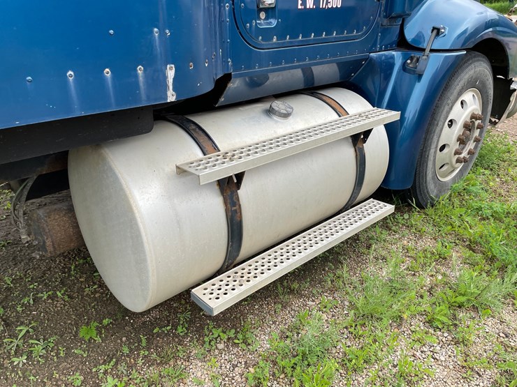 #1377-•-2006-international-9400i-6x4-sleeper-cab-semi-tractor-image-74