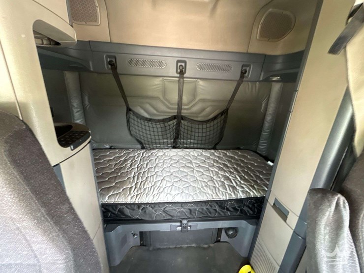 2016-freightliner-cascadia-132-image-22
