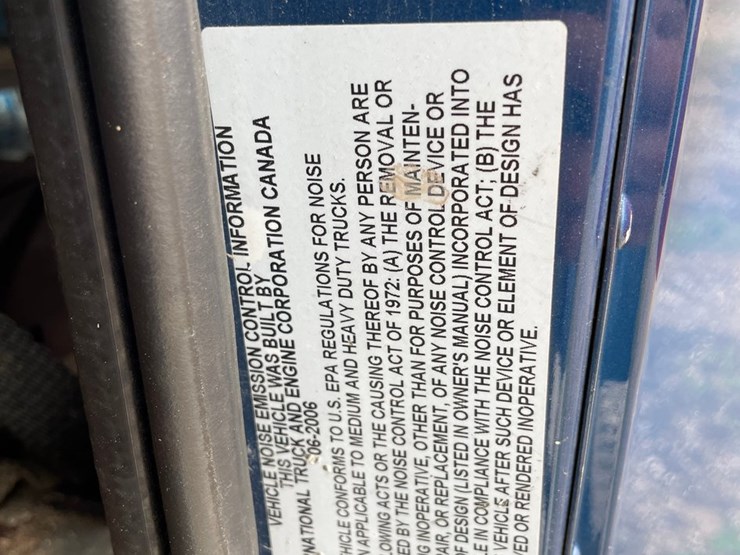 #1377-•-2006-international-9400i-6x4-sleeper-cab-semi-tractor-image-23