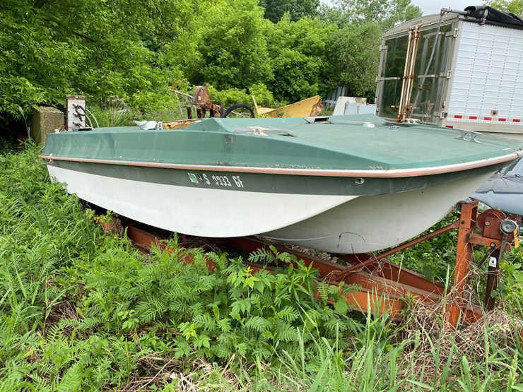 #1629-•-johnson-motors-fiberglass-boat-on-trailer-(no-title)-image-2