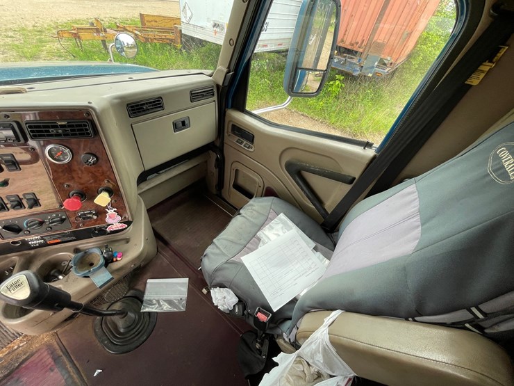 #1377-•-2006-international-9400i-6x4-sleeper-cab-semi-tractor-image-34