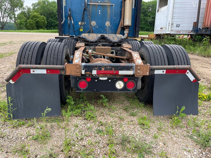 #1377-•-2006-international-9400i-6x4-sleeper-cab-semi-tractor-image-52