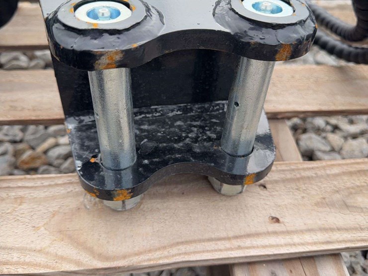 hydraulic-earth-auger-attachment-with-dual-augers-image-4