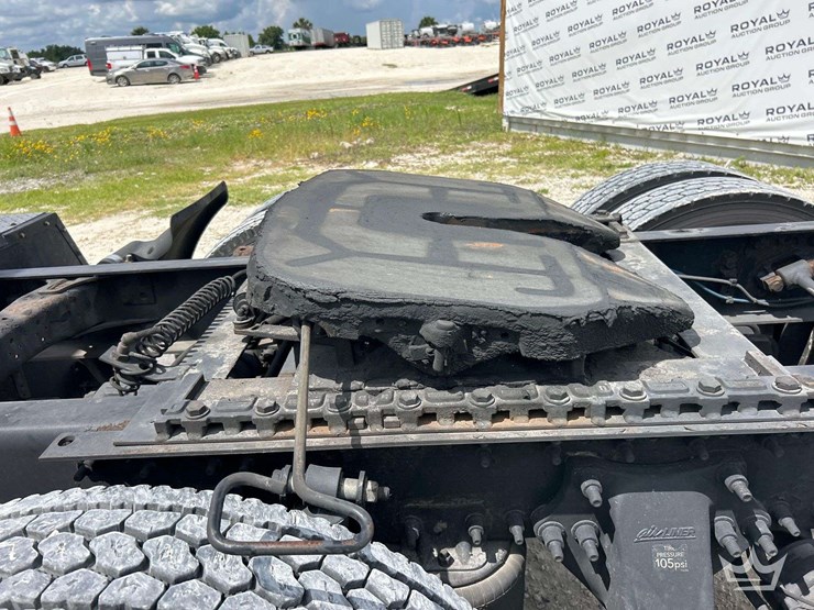 2016-freightliner-cascadia-132-image-36