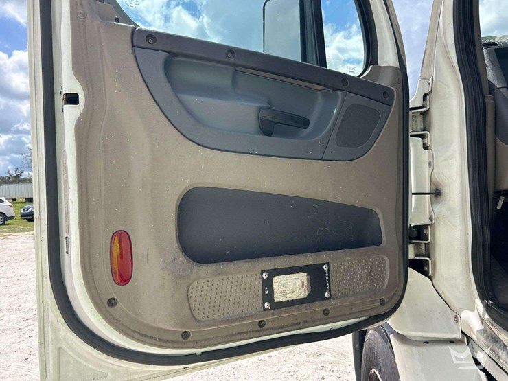 2016-freightliner-cascadia-132-image-11