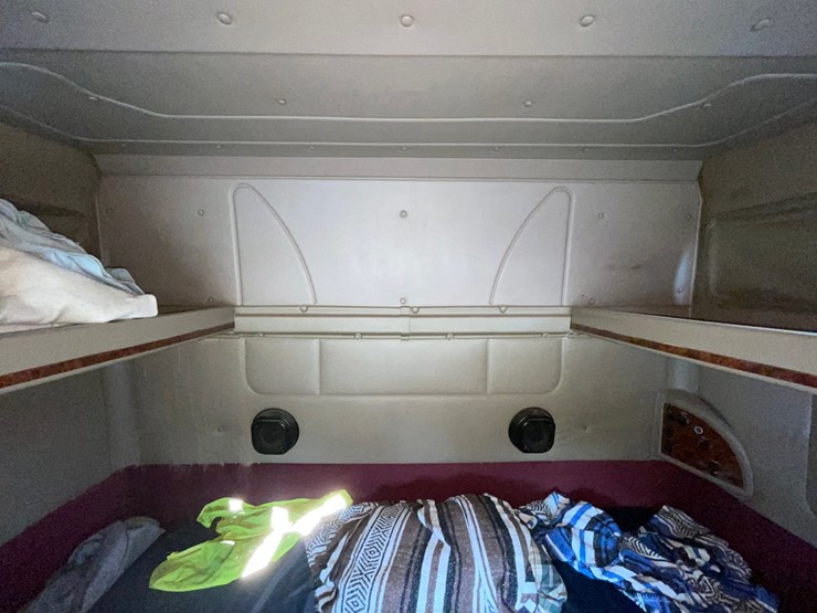#1377-•-2006-international-9400i-6x4-sleeper-cab-semi-tractor-image-28