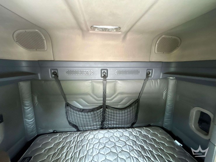 2016-freightliner-cascadia-132-image-25