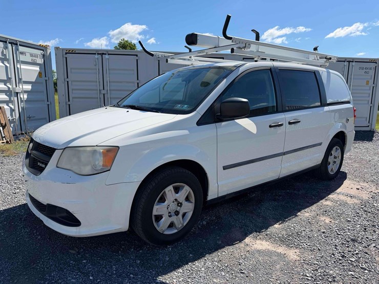 2013-dodge-caravan-image-1