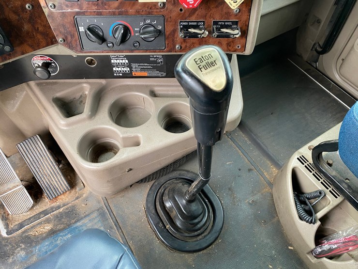 #1560-•-international-9400i-semi-truck-image-13