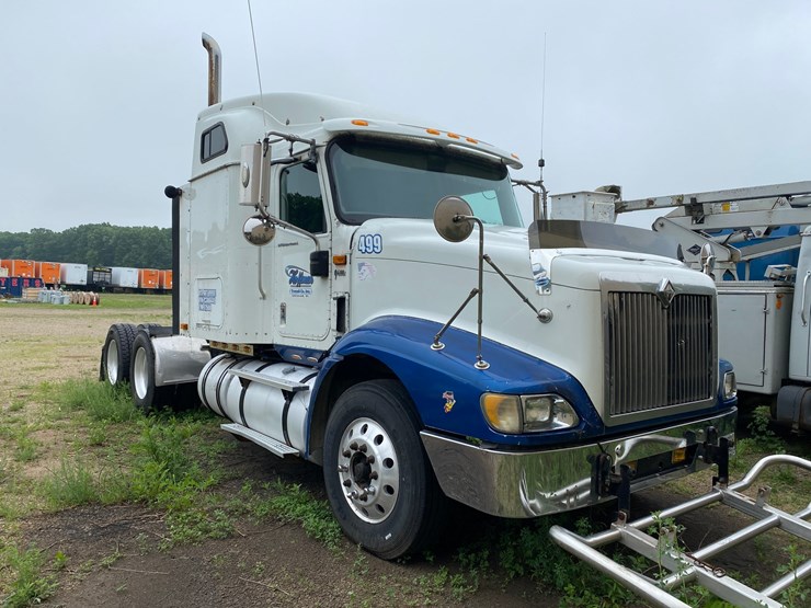 #1560-•-international-9400i-semi-truck-image-2