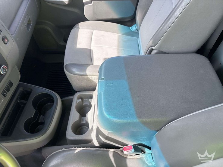 2017-nissam-nv2500hd-cargo-van-image-28