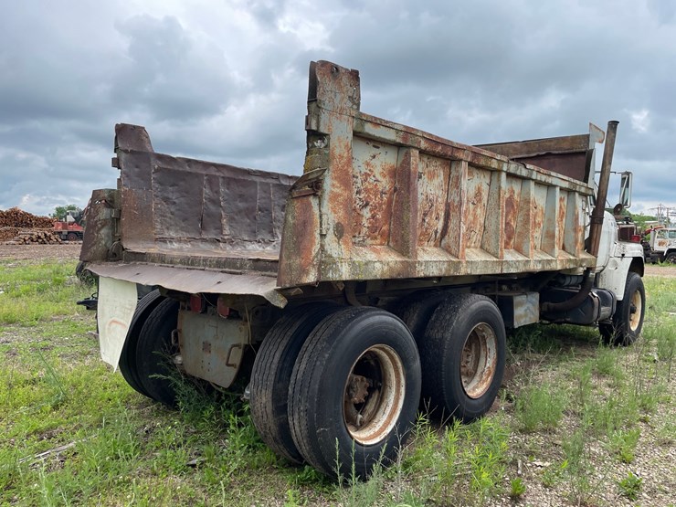 #1392-•-1974-fleetstar-2070a-tandem-axel-dump-truck-image-4