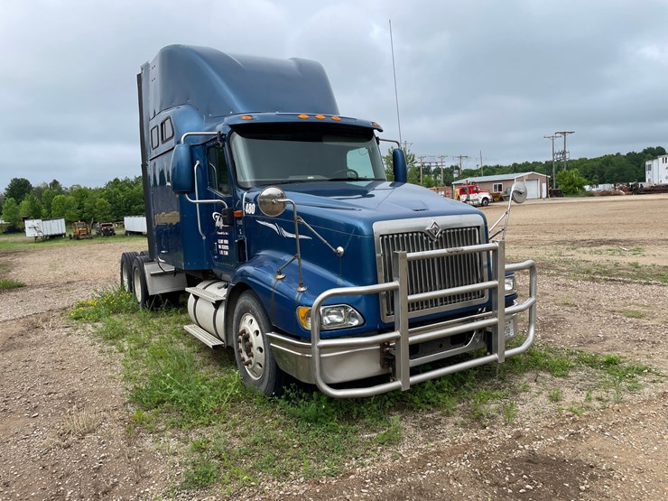 #1377-•-2006-international-9400i-6x4-sleeper-cab-semi-tractor-image-2