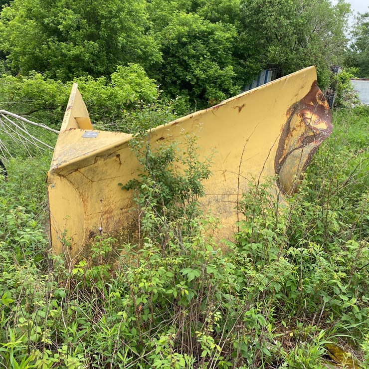 #1624 • L/W 10' 8" Front V Plow