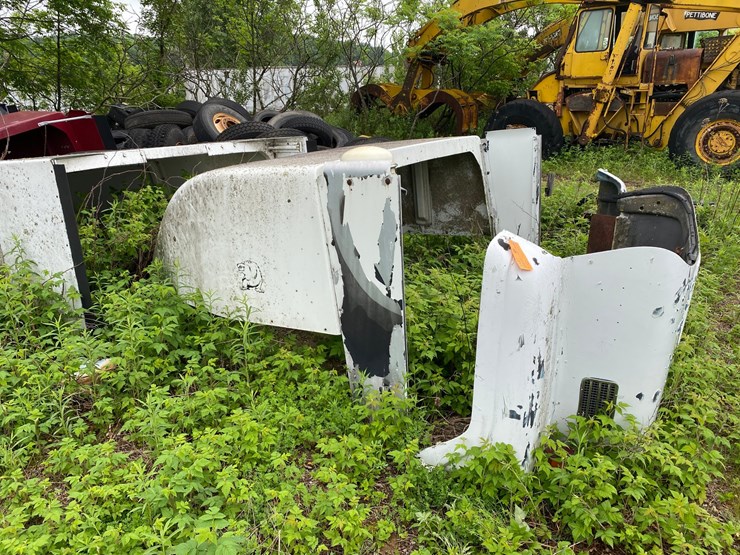 #1587-•-various-semi-tractor-hoods-and-wind-dams-image-2