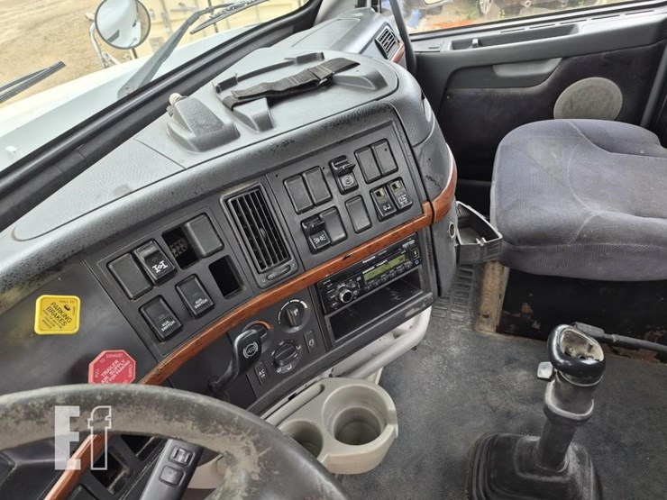 2006-volvo-vnl64t300-image-14