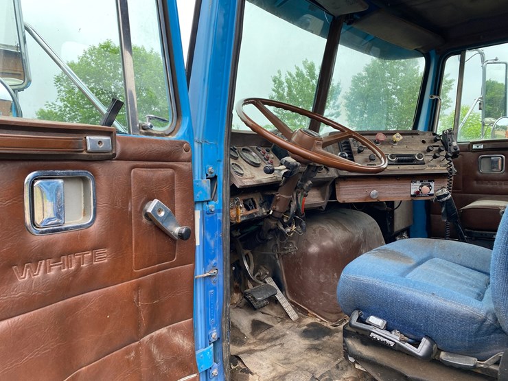 #1570-•-white-semi-truck-image-6