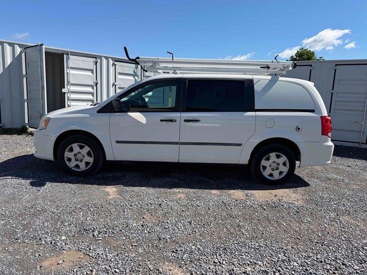 2013-dodge-caravan-image-2