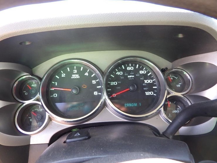 2013-chevrolet-3500hd-image-25