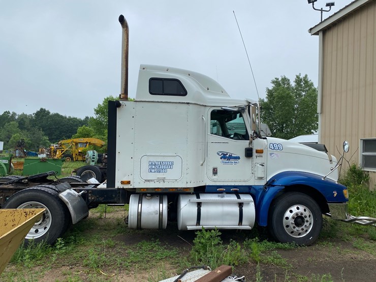 #1560-•-international-9400i-semi-truck-image-3