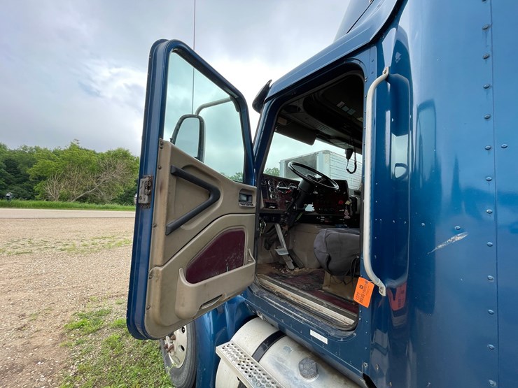 #1377-•-2006-international-9400i-6x4-sleeper-cab-semi-tractor-image-6