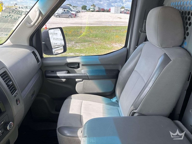 2017-nissam-nv2500hd-cargo-van-image-27