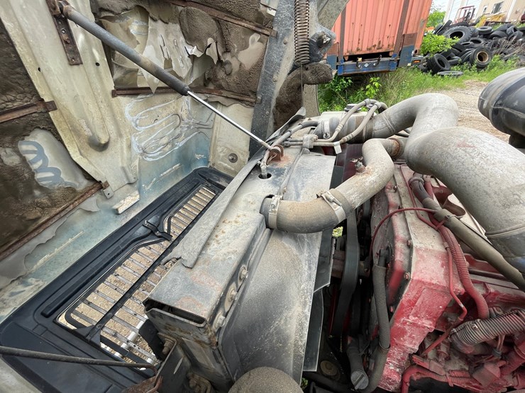 #1377-•-2006-international-9400i-6x4-sleeper-cab-semi-tractor-image-100