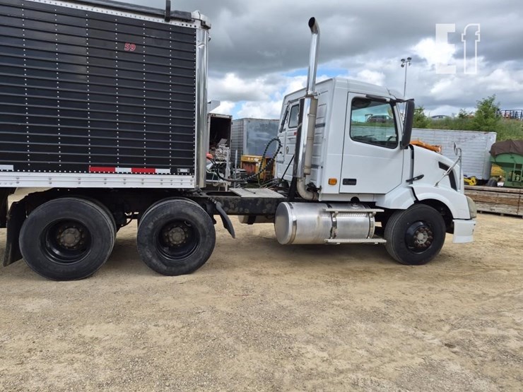 2006-volvo-vnl64t300-image-3