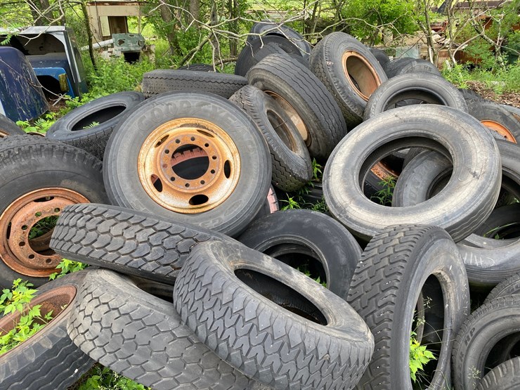 #1586-•-assortment-of-tires-and-rims-image-9