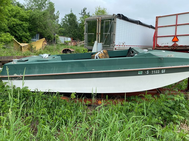 #1629-•-johnson-motors-fiberglass-boat-on-trailer-(no-title)-image-3
