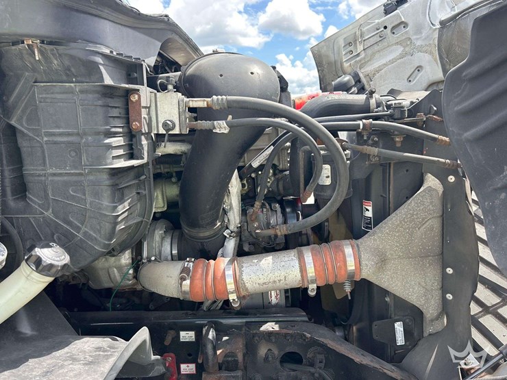 2016-freightliner-cascadia-132-image-9