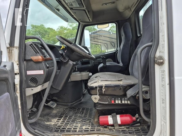 2006-volvo-vnl64t300-image-13