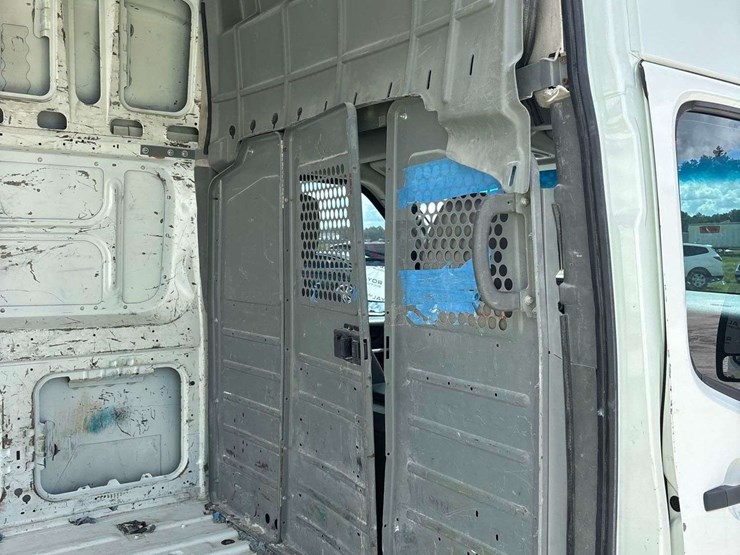2017-nissam-nv2500hd-cargo-van-image-15