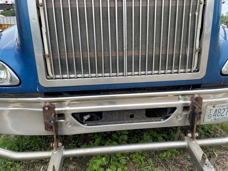#1377-•-2006-international-9400i-6x4-sleeper-cab-semi-tractor-image-88