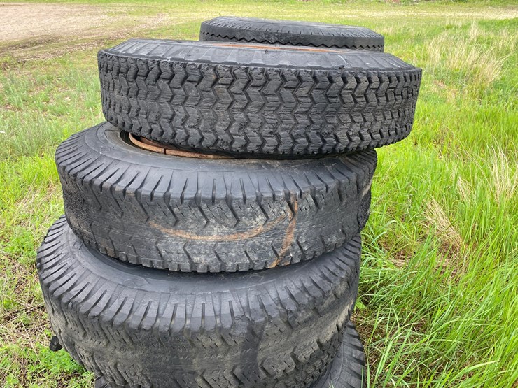#1615-•-(8)-semi-tires-with-split-rims-image-3