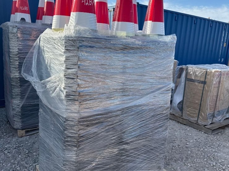contents-of-pallet:-new-safety-cones-image-1