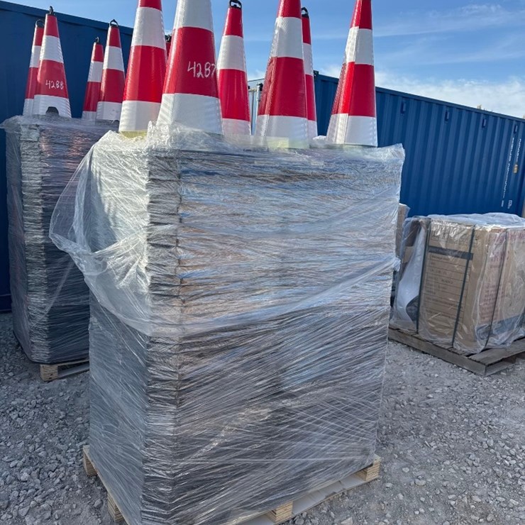 CONTENTS OF PALLET: NEW SAFETY CONES