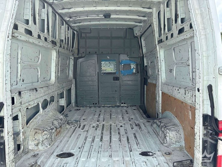 2017-nissam-nv2500hd-cargo-van-image-12
