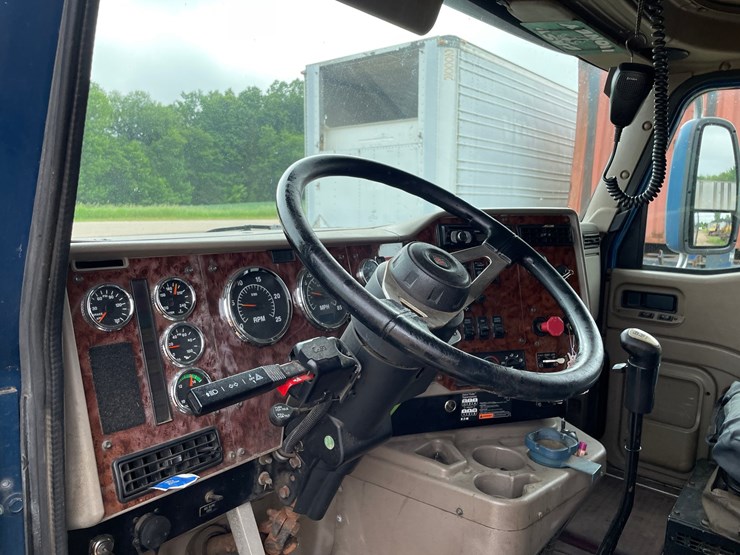 #1377-•-2006-international-9400i-6x4-sleeper-cab-semi-tractor-image-8
