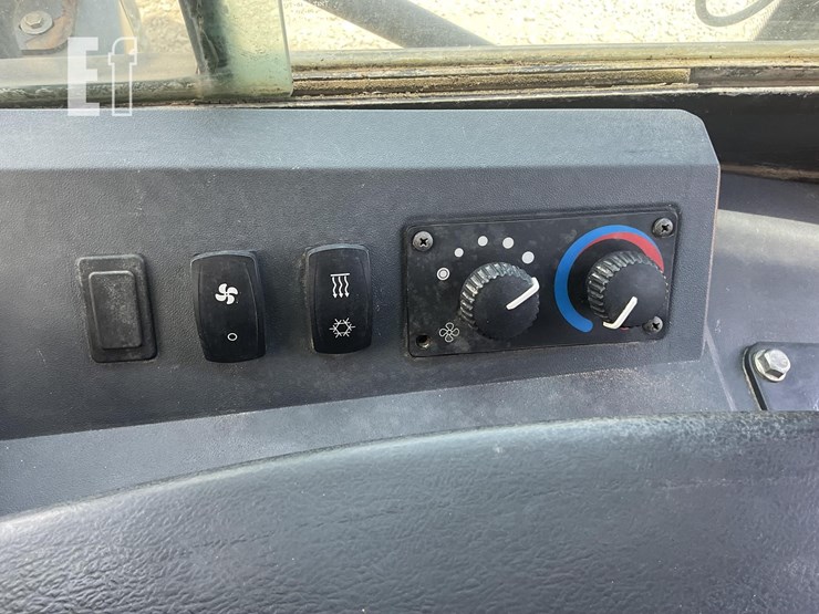 2016-deere-650k-lgp-image-15