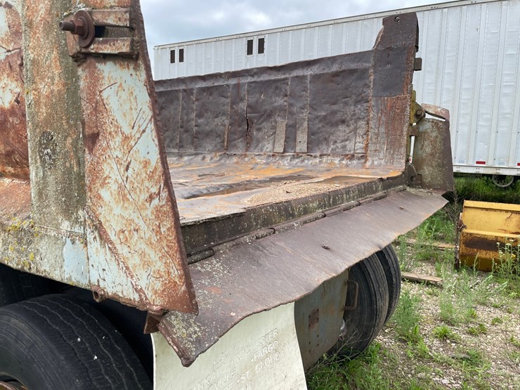 #1392-•-1974-fleetstar-2070a-tandem-axel-dump-truck-image-30